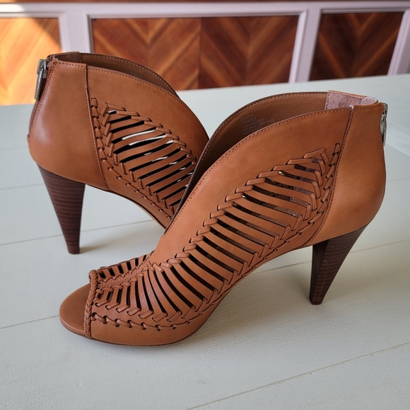 🆕️ Vince Camuto Brick Cutout Acha Leather Sandal - Picture 15 of 16